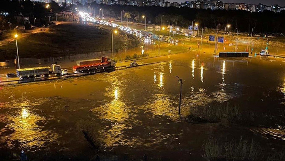 Antalya'da şiddetli yağmur ve fırtına etkili oldu