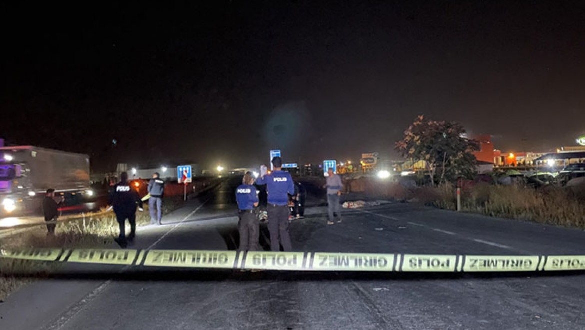 Konya'da iki kamyon ve bir otomobilin karıştığı kazada 2 kişi öldü, 8 kişi yaralandı