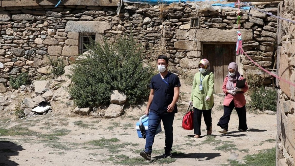 Bitlis'in risk haritasında "mavi" kategoriye geçmesi için sağlıkçılardan aşı seferberliği