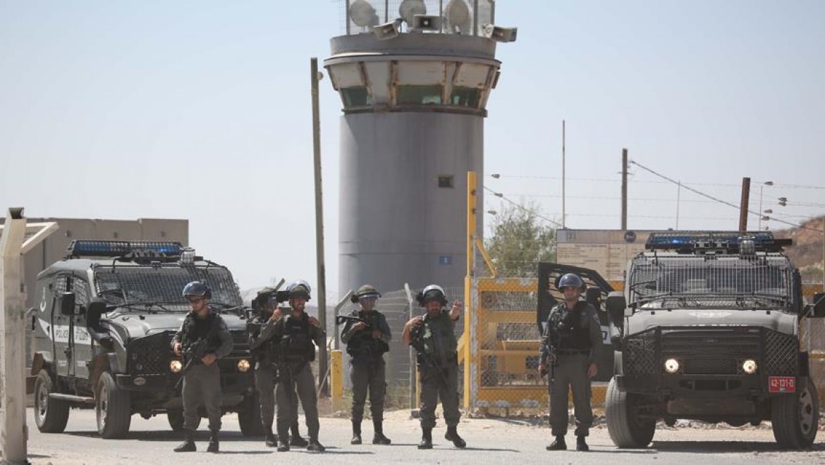 İsrail Güçleri 100 Filistinli Mahkumu Yaraladı