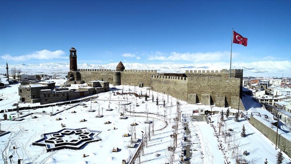 Erzurum'un tarihi mekanları kışın ayrı bir güzel