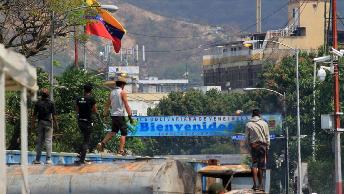 Maduro'dan Kolombiya Sınırındaki Konteynerleri Artırma Kararı