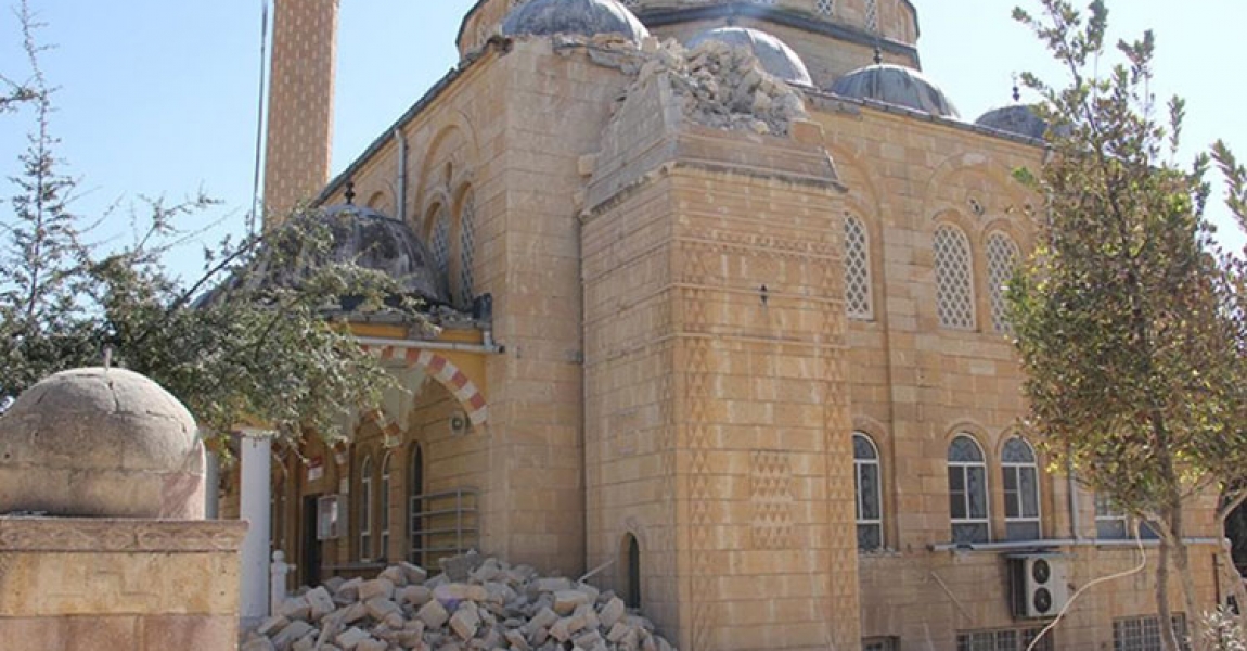 Kilis'te depremde hasar gören minarelerin yıkım işlemleri sürüyor