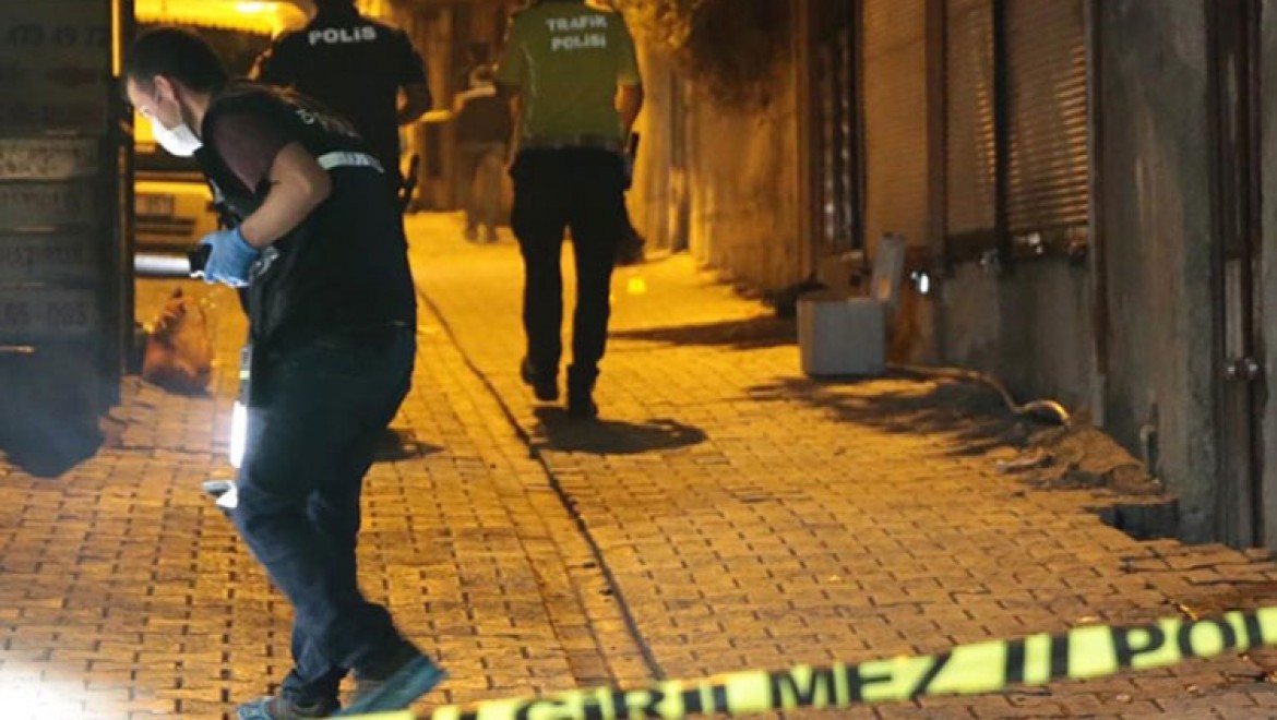 Şanlıurfa'da bir araçtan ateş açılması sonucu 2 polis hafif yaralandı