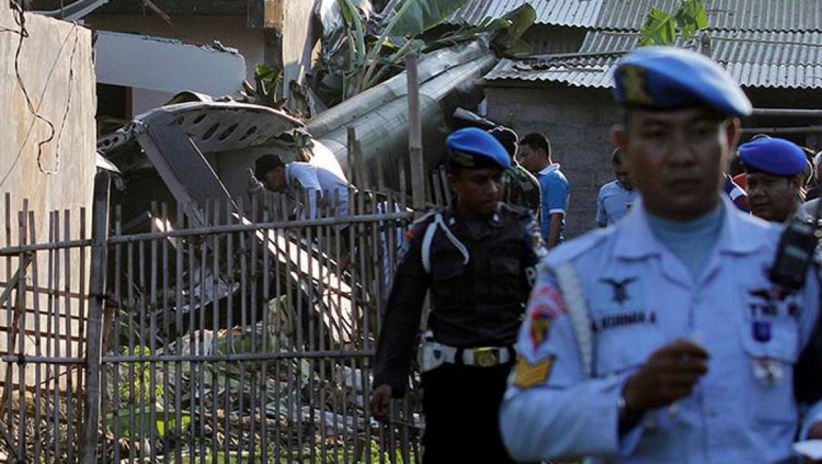 Endonezya'da askeri helikopter düştü...