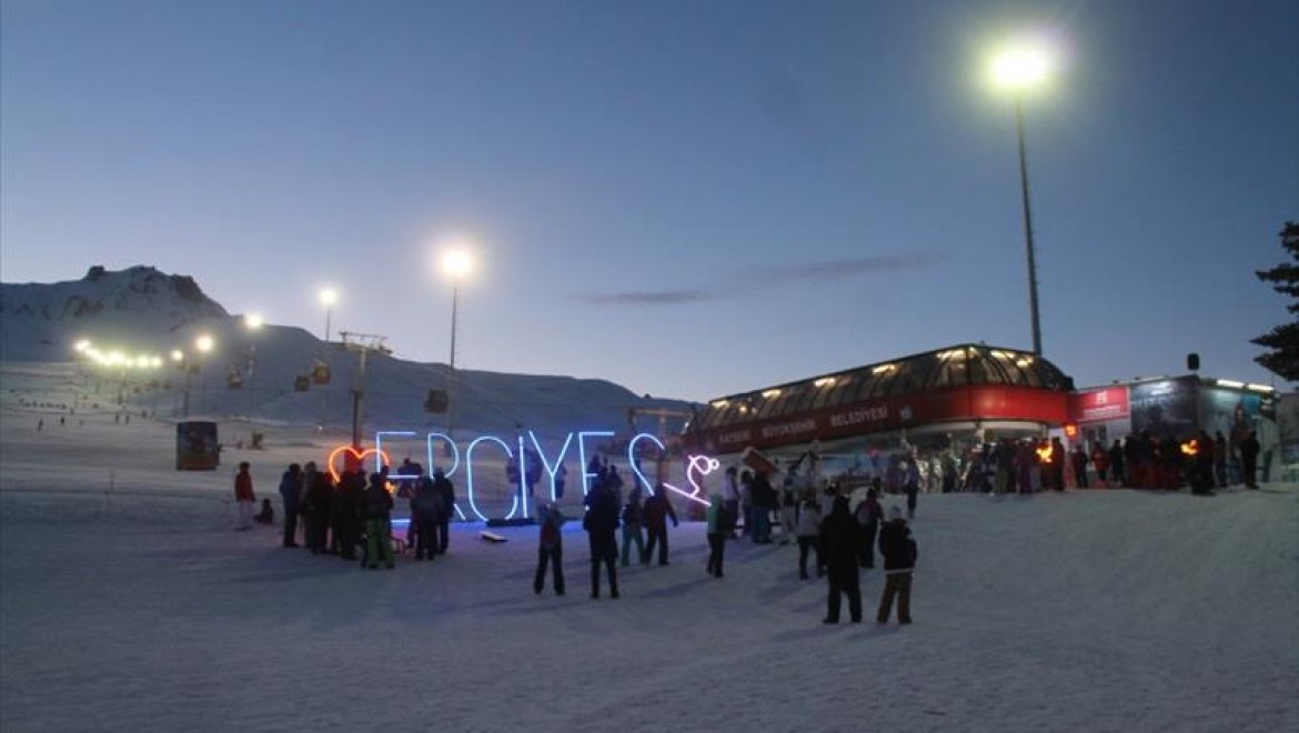 Erciyes'te Işıklar Altında Gece Kayağı