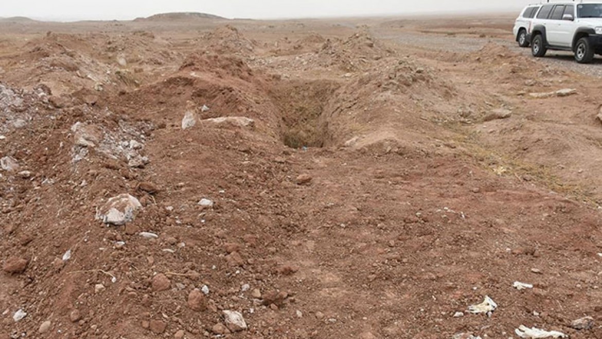 Irak'ta 20 kişinin cesedinin gömüldüğü toplu mezar bulundu