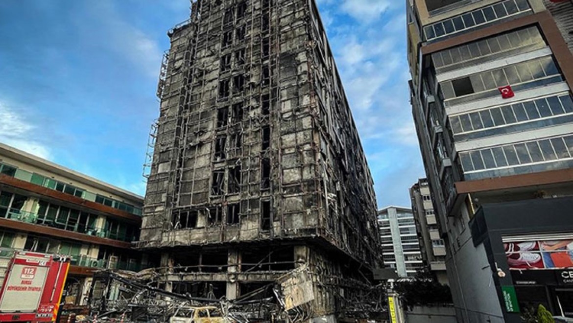 Bursa'da 10 katlı iş merkezinde çıkan yangın söndürüldü