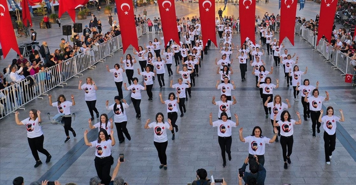 Aydın'da 99 kadın zeybek oynadı
