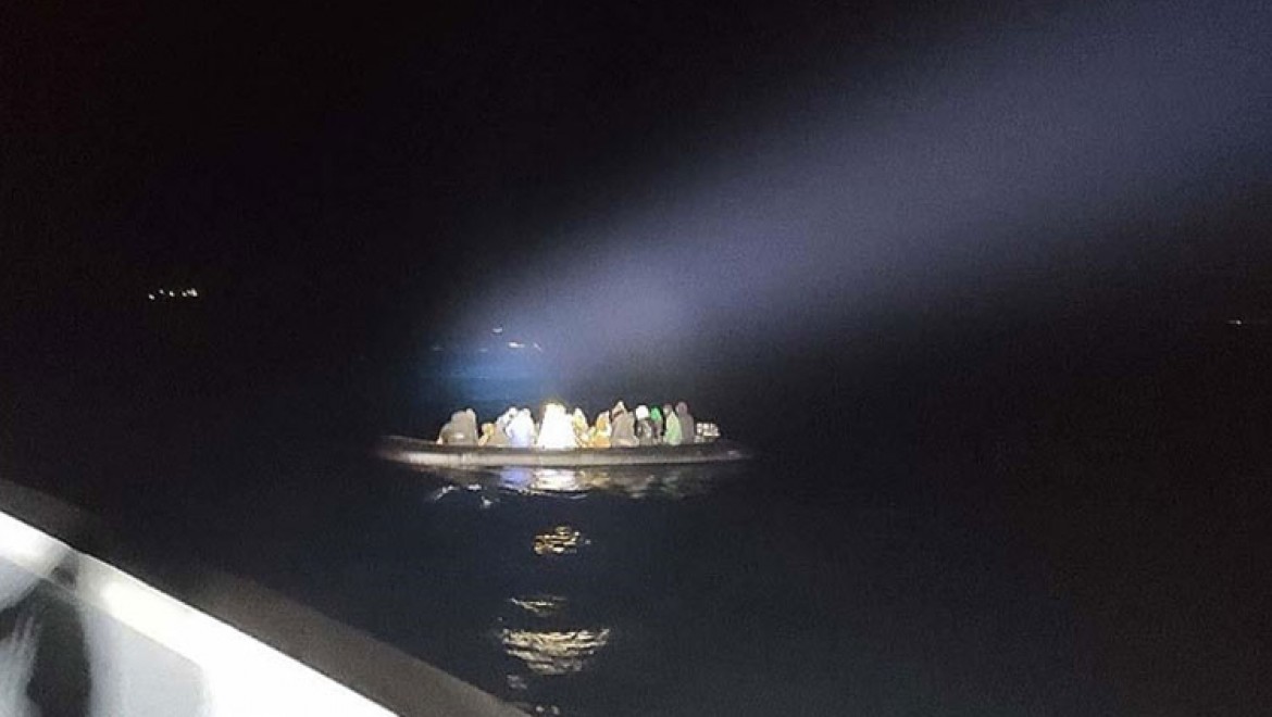İzmir'de Türk kara sularına itilen 22 sığınmacı kurtarıldı