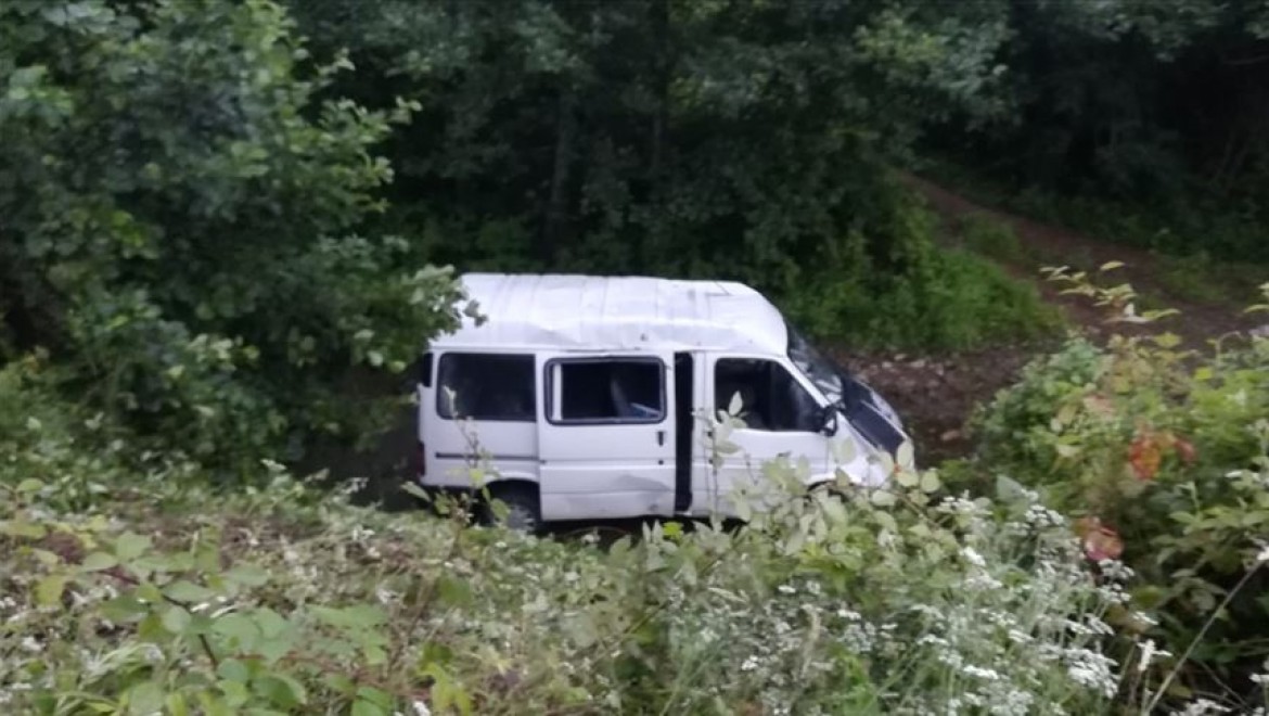Giresun'da minibüs dereye yuvarlandı: 13 yaralı
