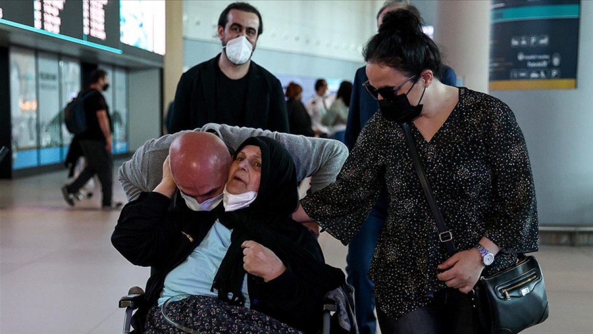 Almanya'da bakımevinde kalan felçli kadın, Aile ve Sosyal Hizmetler Bakanlığının desteğiyle Türkiye'ye döndü