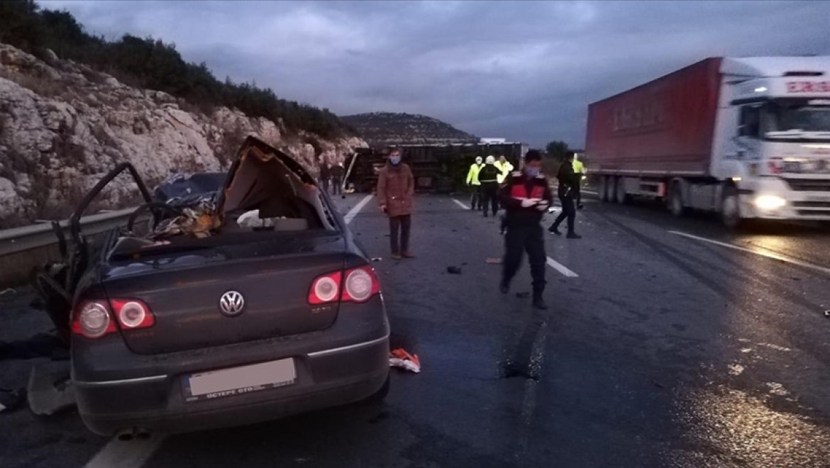 Pozantı-Ankara otoyolunda trafik kazası: 5 kişi hayatını kaybetti