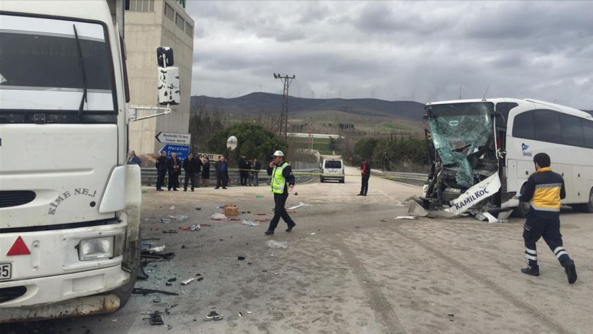Amasya'da Yolcu Otobüsü İle Kamyon Çarpıştı