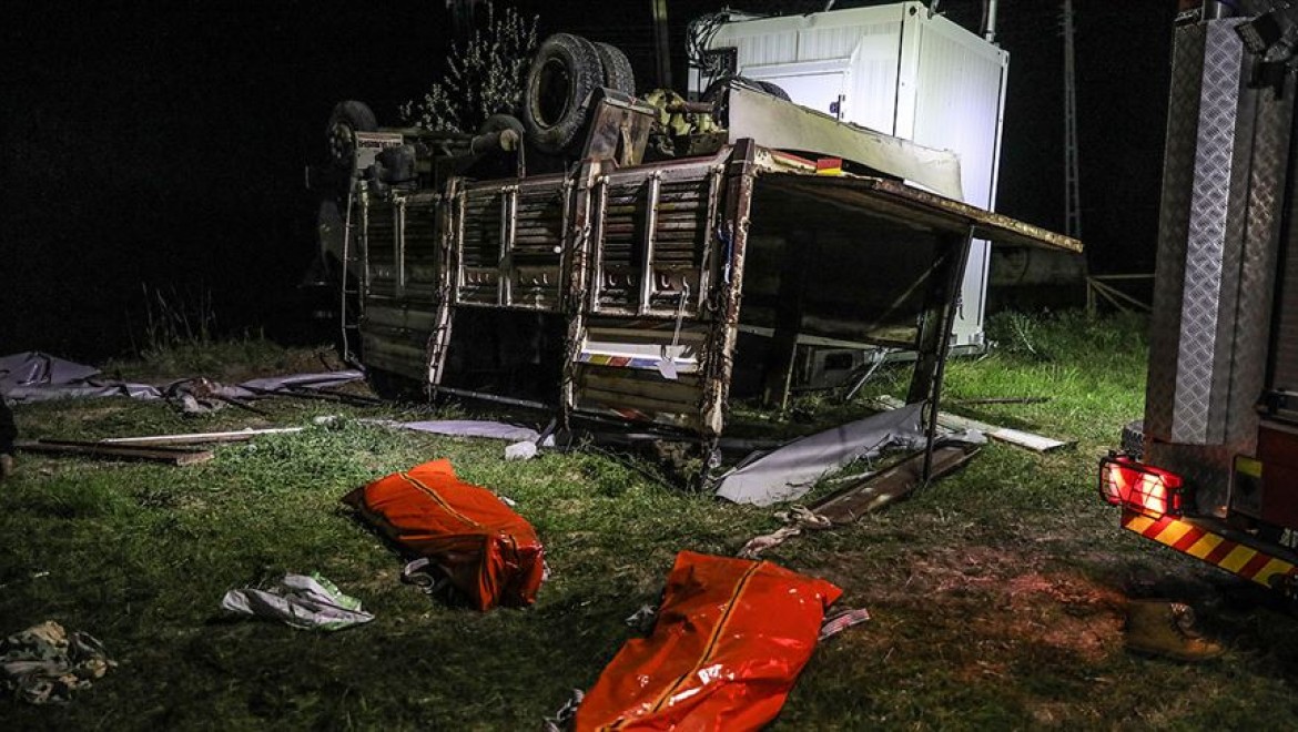 Düzensiz göçmenleri taşıyan kamyon devrildi: 5 ölü, 37 yaralı
