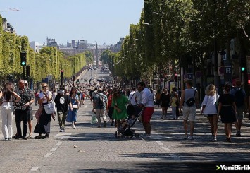 Paris'in her ayın ilk pazarı trafiğe kapatılan alanları yürüyüşseverleri memnun etti