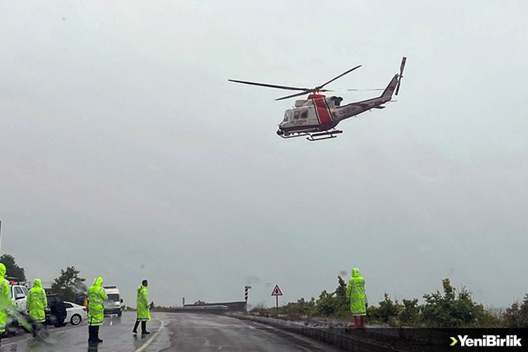 Sahil Güvenlik Komutanlığı, sel bölgesinde mahsur kalanları helikopterle kurtarıyor