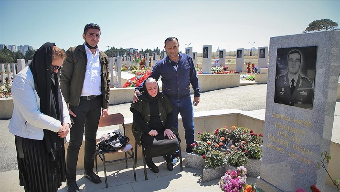 Azerbaycan'ın kahramanlarından şehit Tümgeneral Heşimov'un annesi Anneler Günü'nü oğlunun mezarı başında geçirdi