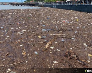 Zonguldak'ta selle denize sürüklenen atıklar limanda kirliliğe neden oldu