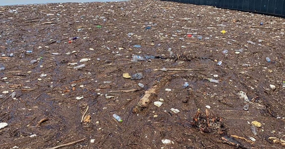 Zonguldak'ta selle denize sürüklenen atıklar limanda kirliliğe neden oldu