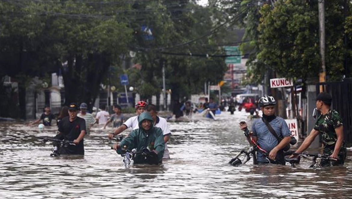Endonezya'da şiddetli yağışlar hayatı felç etti