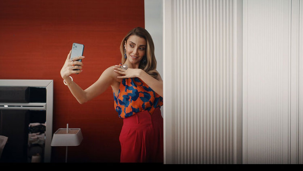 Özge Ulusoy Yeni Reklam Filminde Selfie'lere doyamadı!
