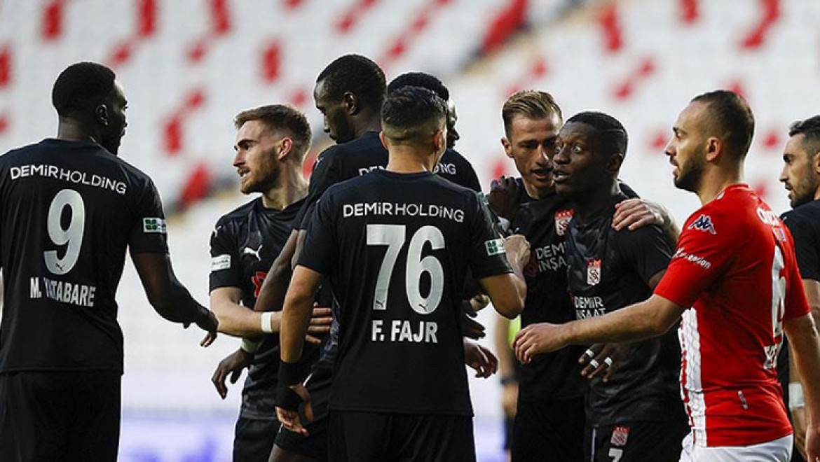 Sivasspor Antalya deplasmanında rahat kazandı