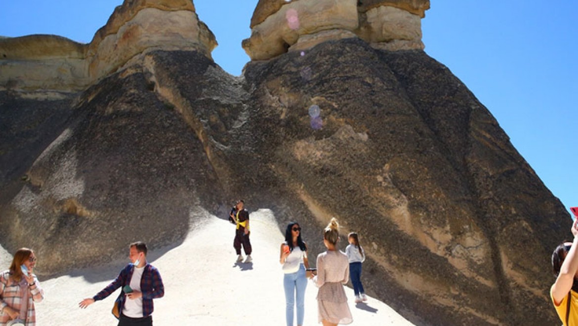Ukraynalı turistler direkt uçuşla geldikleri Kapadokya'dan hayranlıkla ayrılıyor