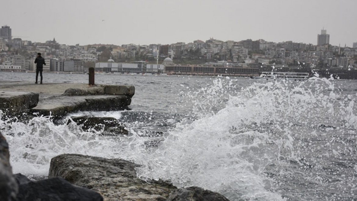 İstanbul'da tam fırtına etkili olurken boğaz da gemi geçişlerine kapatıldı