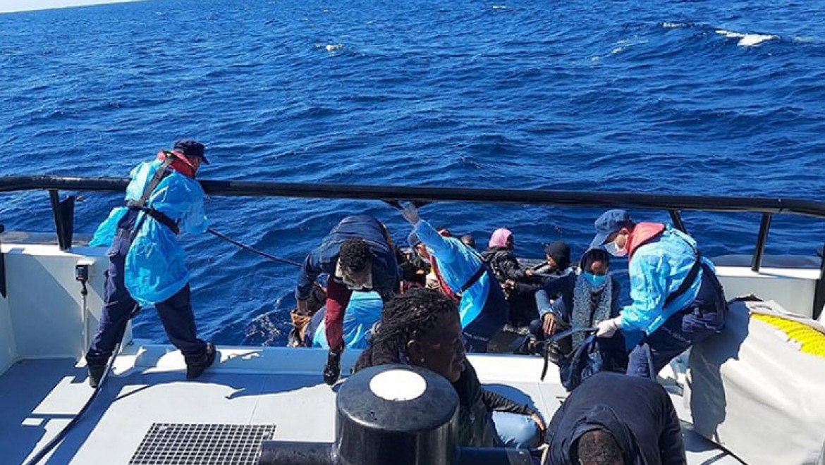İzmir'de Türk kara sularına itilen 63 düzensiz göçmen kurtarıldı