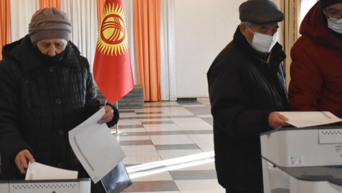Kırgızistan'da halk anayasa taslağını onaylamak ve yerel meclis üyelerini belirlemek için sandık başında