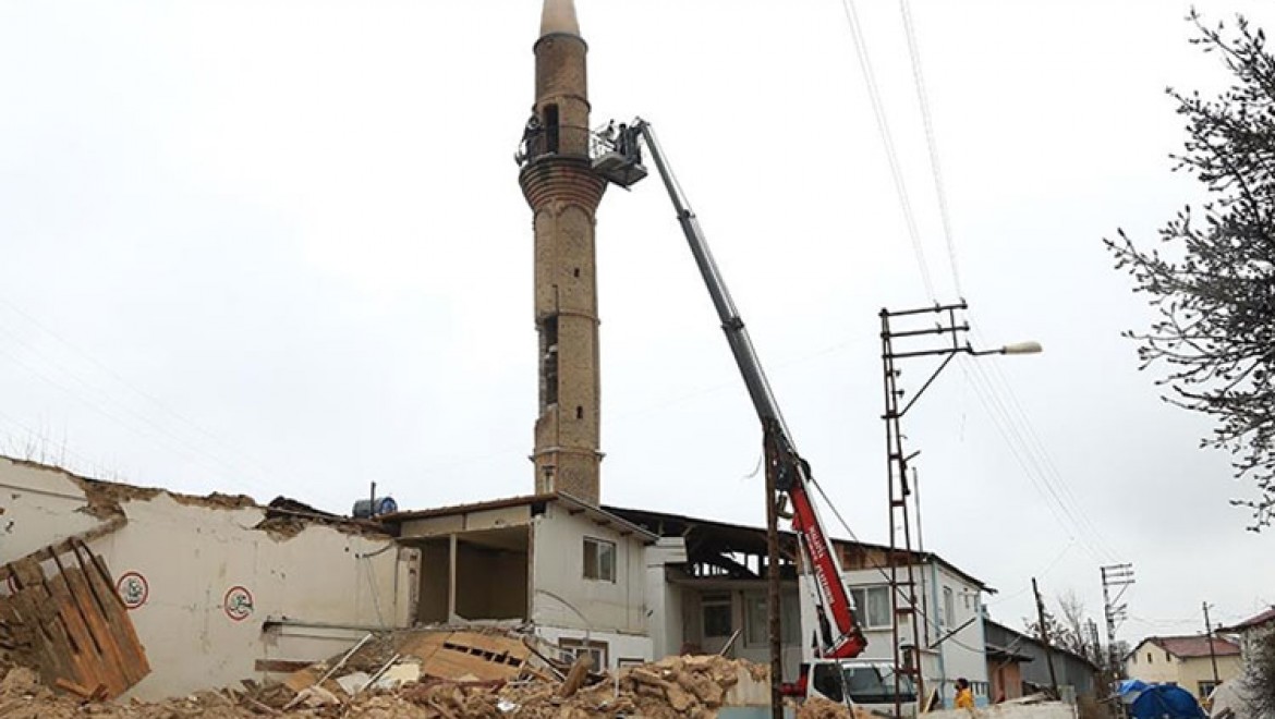Malatya'da depremde ağır hasar gören cami ve minaresi iş makinesiyle yıkıldı