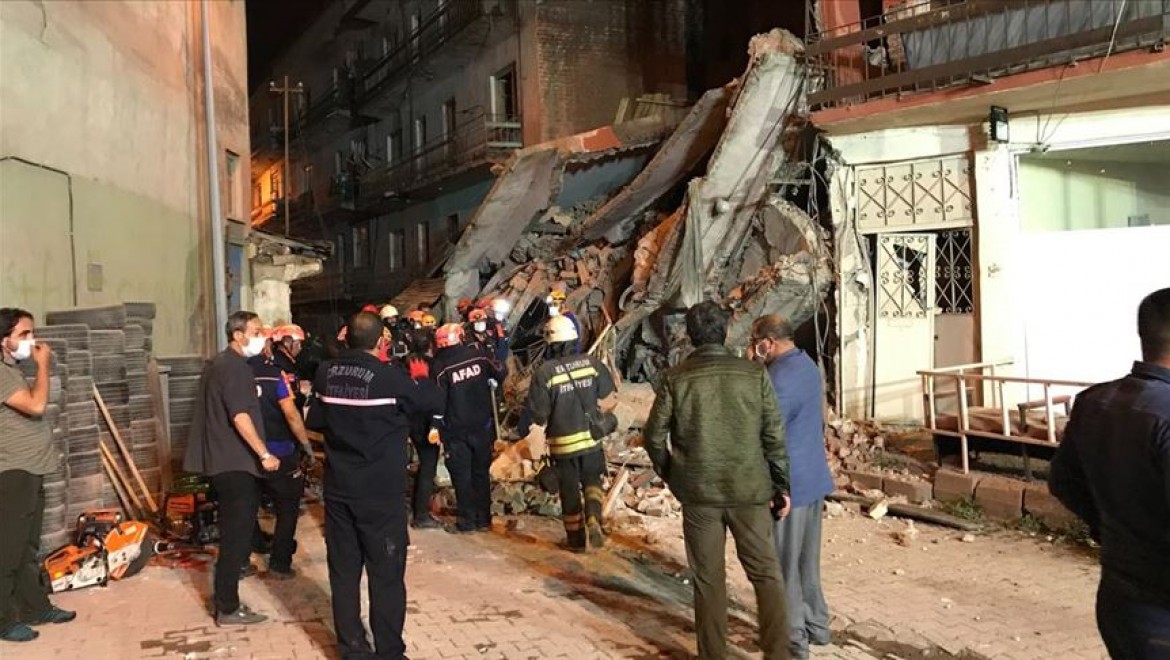 Erzurum'da kullanılmayan 5 katlı bina tamamen çöktü