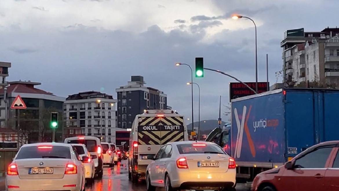 İstanbul'da yer yer etkili olan yağış trafik yoğunluğunu artırıyor