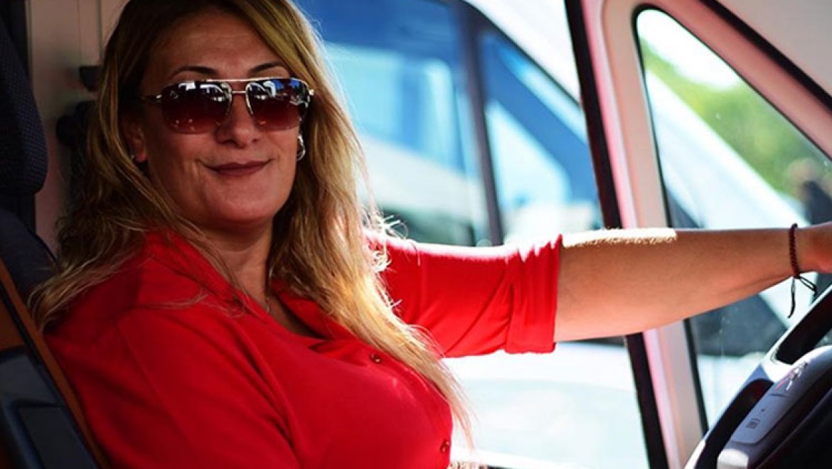 Eskişehirli kadın servis şoförü 14 yıldır direksiyon sallıyor