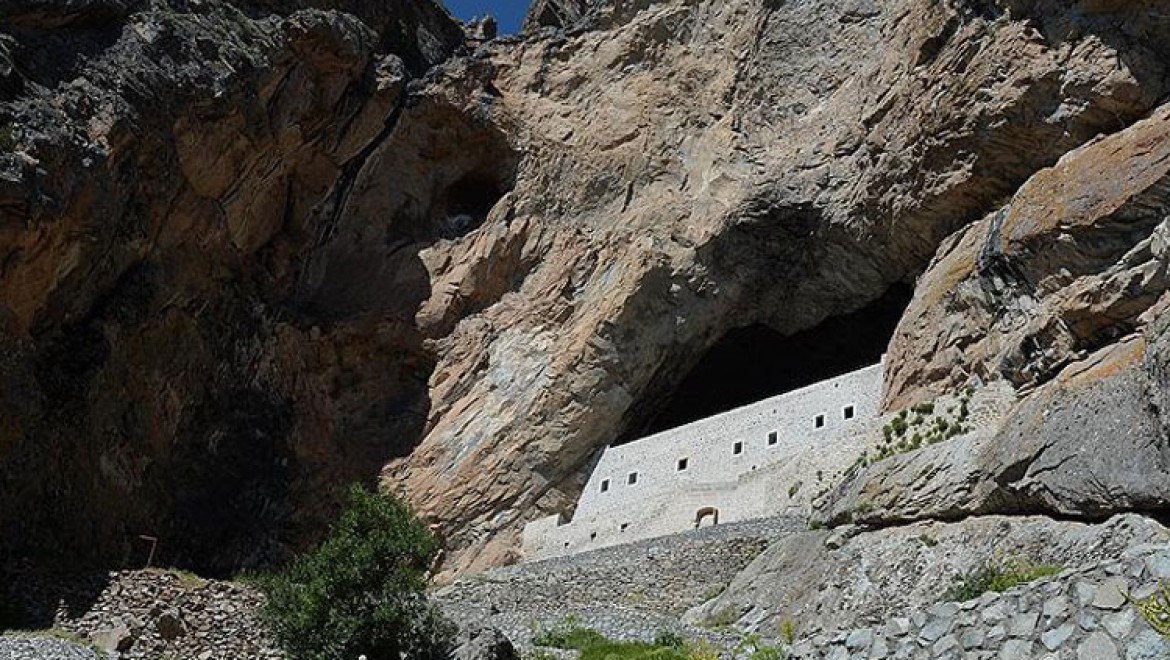 'Kayaya oyma manastır' turistleri bekliyor