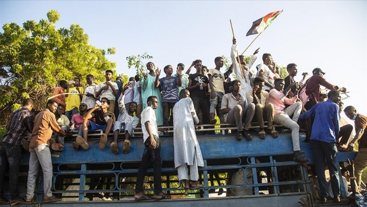 Sudan'da Başbakanlığa yürümek isteyen göstericilere polis müdahalesinde 5 kişi yaralandı