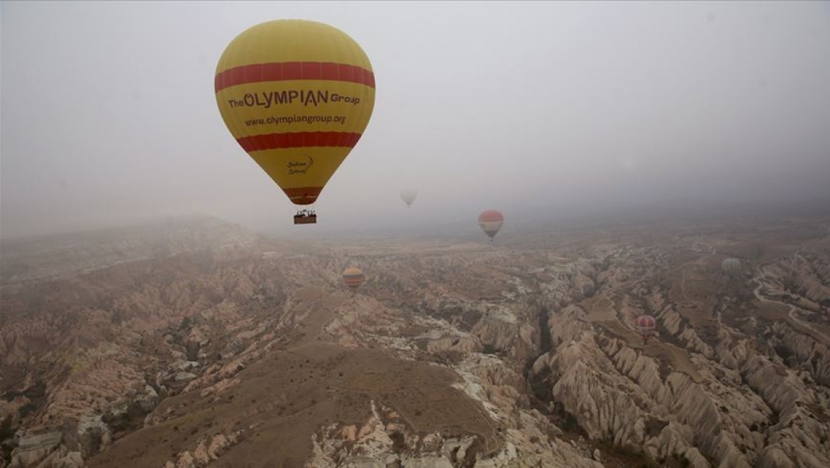 Kapadokya'da balonlar 'sis denizi'nde uçtu