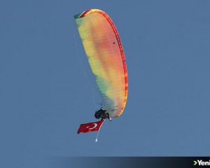 Erzincan'da yamaç paraşütü sporcuları gökyüzünde Türk bayrağı açtı
