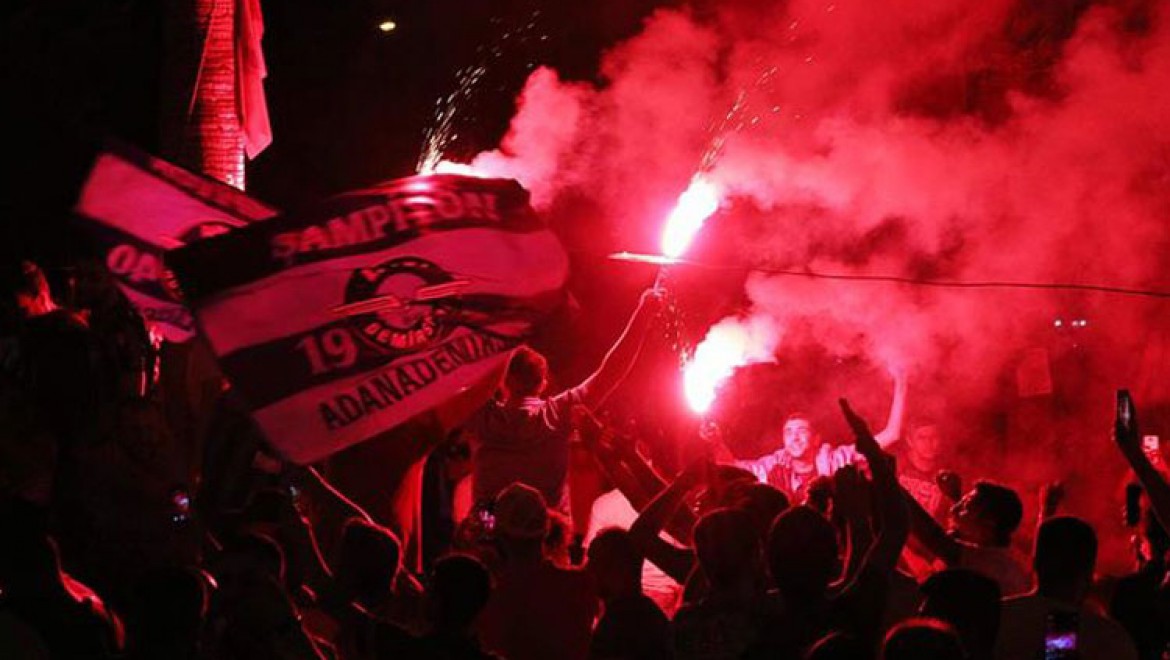 Adana Demirspor'a galibiyet sonrası coşkulu karşılama