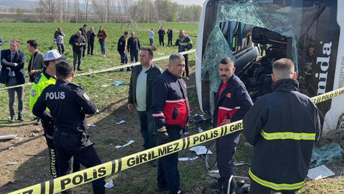 Eskişehir'de devrilen işçi servisindeki 3 kişi öldü