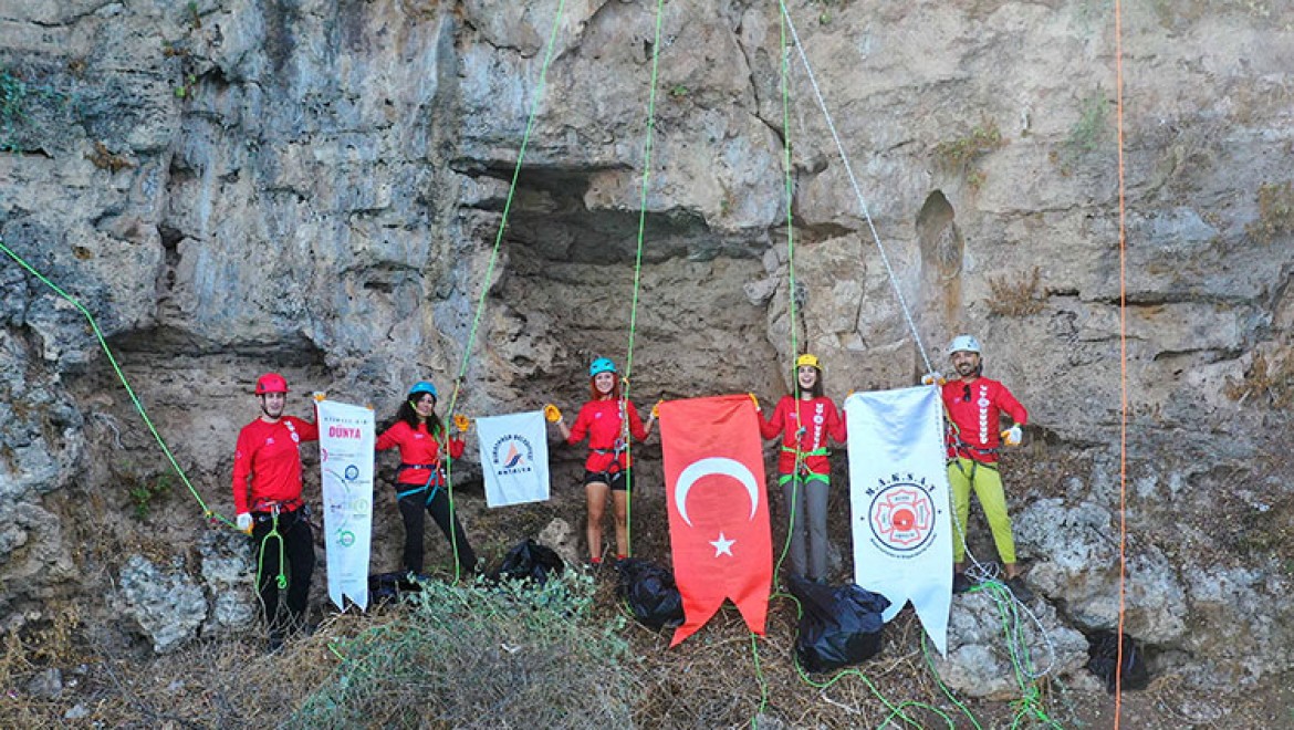 Antalya'da dağcılar falezlerde temizlik yaptı