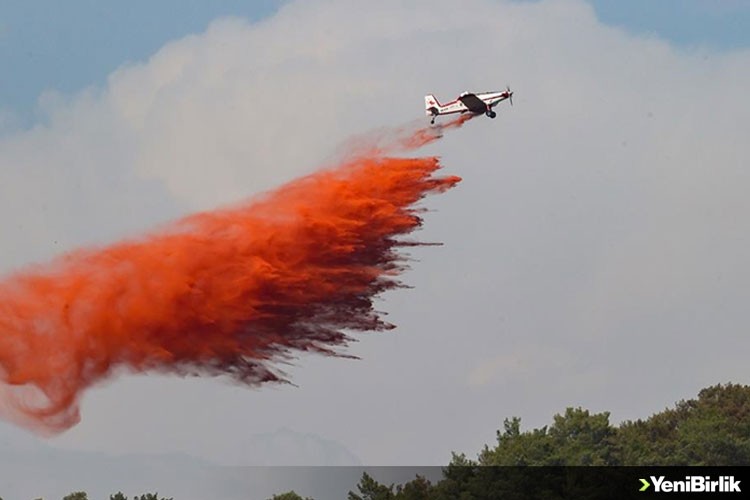 Marmaris'te uçaklardan atılan suya rengini veren kırmızı ürün, toprağın beslenmesini sağlıyor