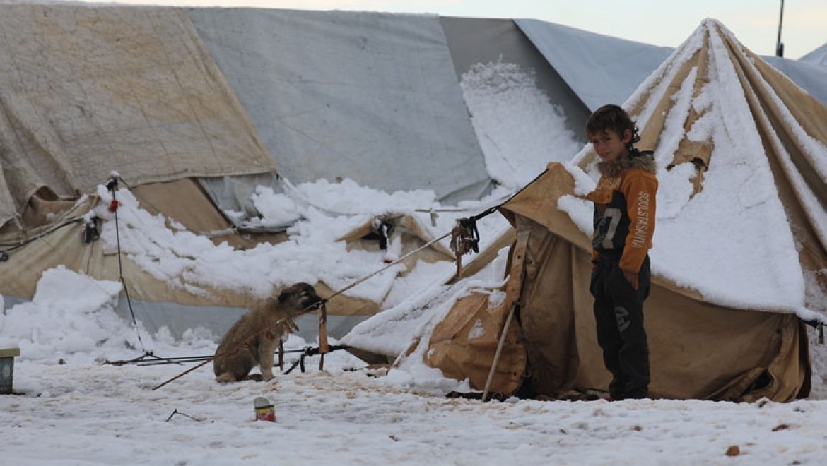 Suriye'nin kuzeyindeki kar yağışı kamplardaki sivilleri zor durumda bıraktı