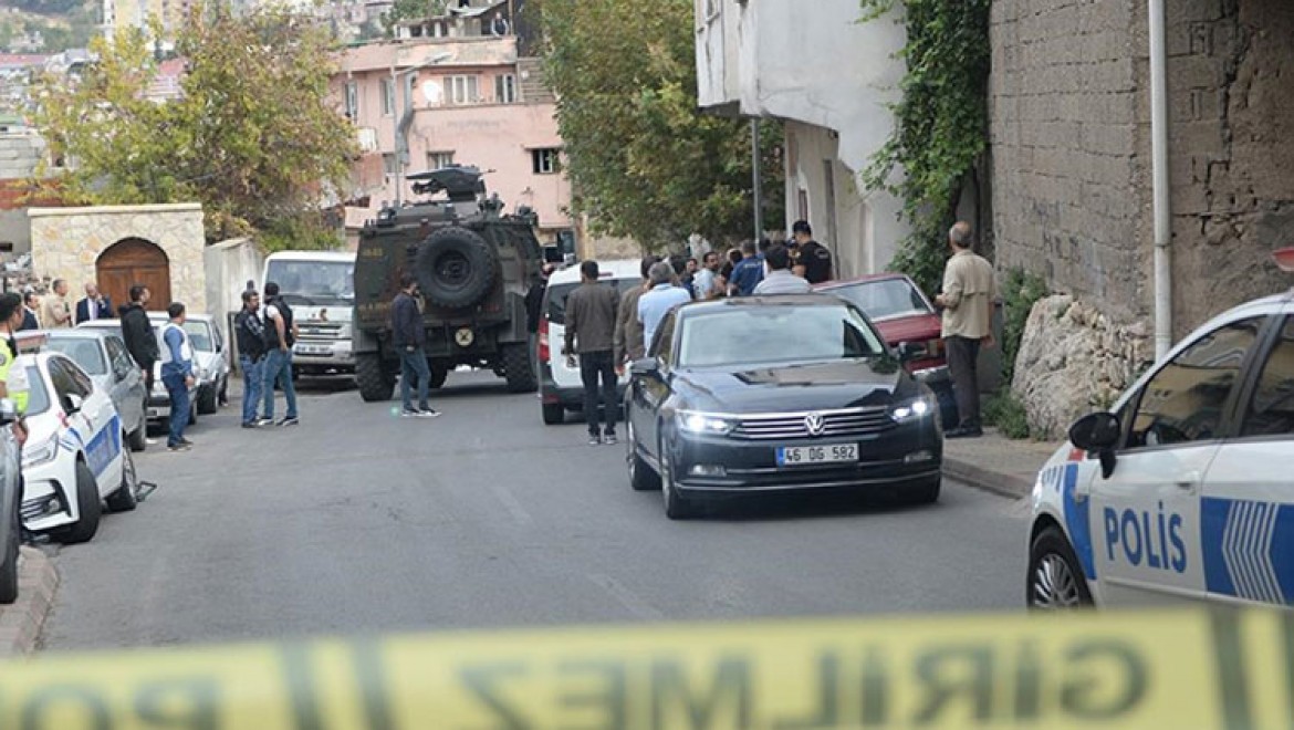 Kahramanmaraş'ta gasp ihbarıyla gittikleri evde silahlı saldırıya uğrayan 3 polis yaralandı