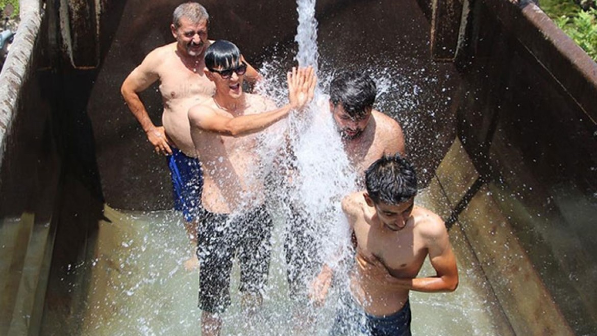 Antalya'da sıcaktan bunalan kamyon şoförleri "dorse havuz"da serinliyor
