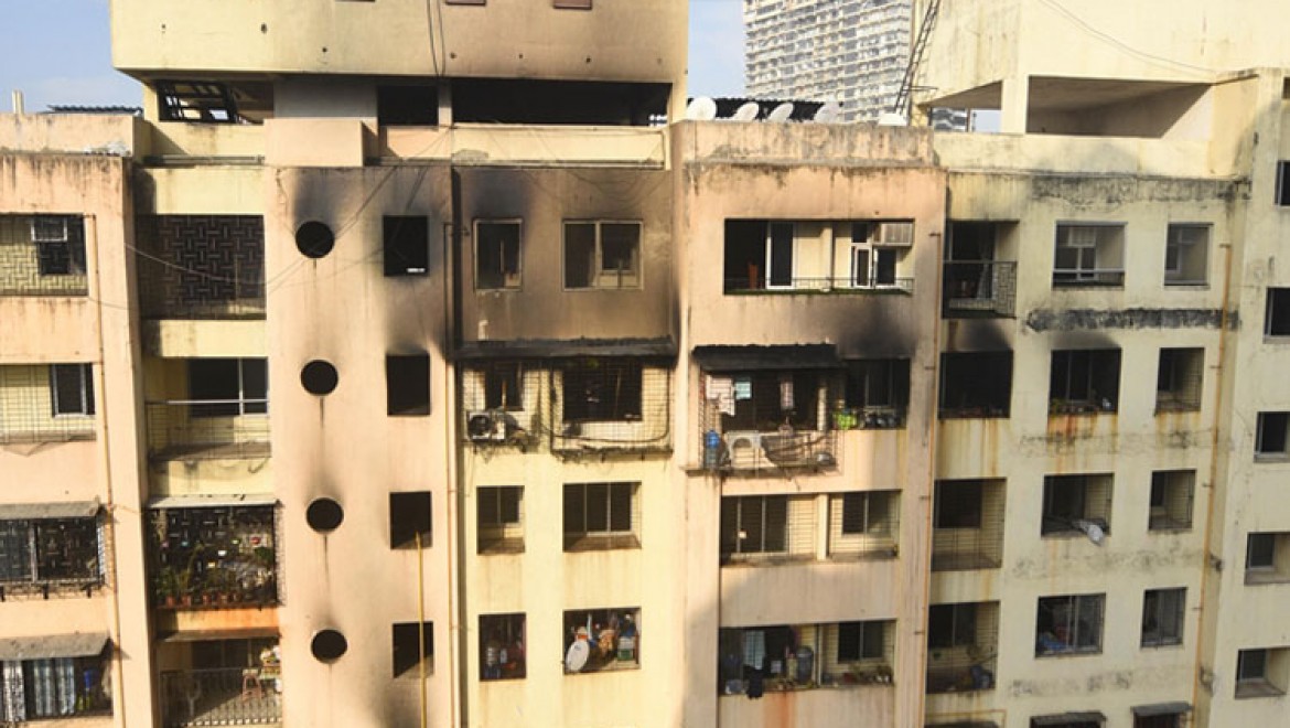 Hindistan'ın Mumbai kentinde 20 katlı binada çıkan yangında 7 kişi öldü