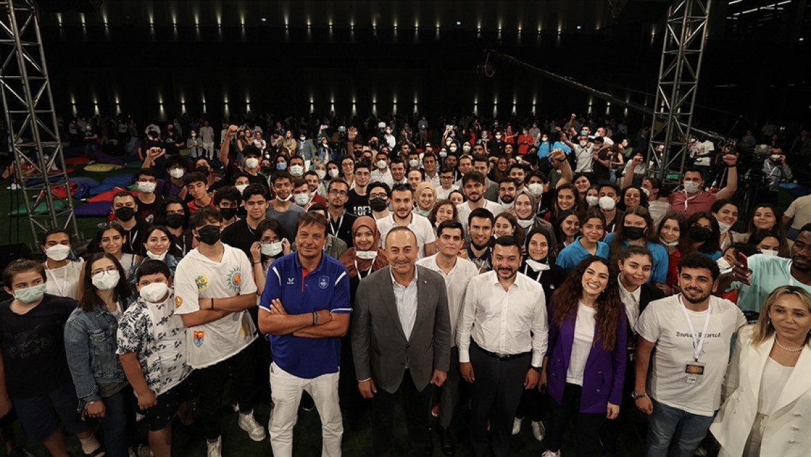 Ergin Ataman ADF Gençlik Forumu'nda gençlerin sorularını yanıtladı