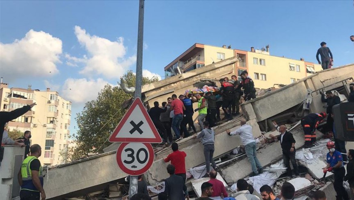Bayraklı'da enkazdan 4 kişi yaralı çıkarıldı