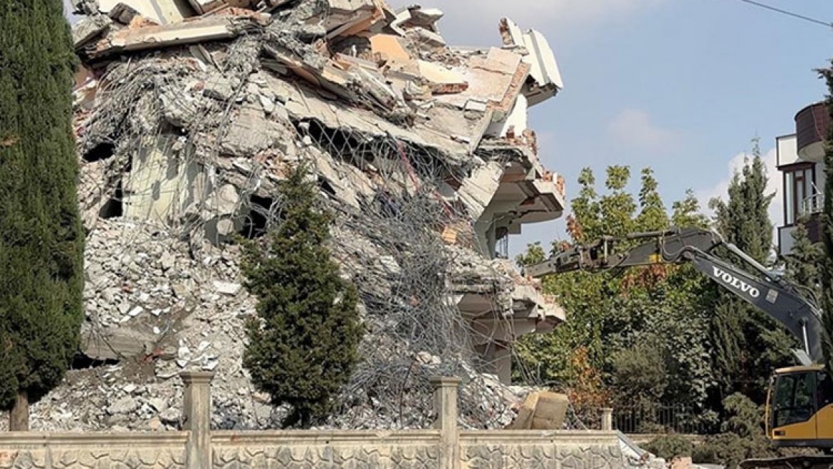 Adıyaman'da ağır hasarlı binaların yıkımında sona yaklaşıldı